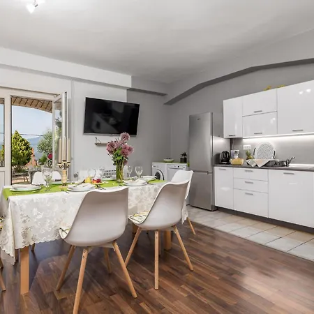 3 Bedroom Lovely In Apartment *